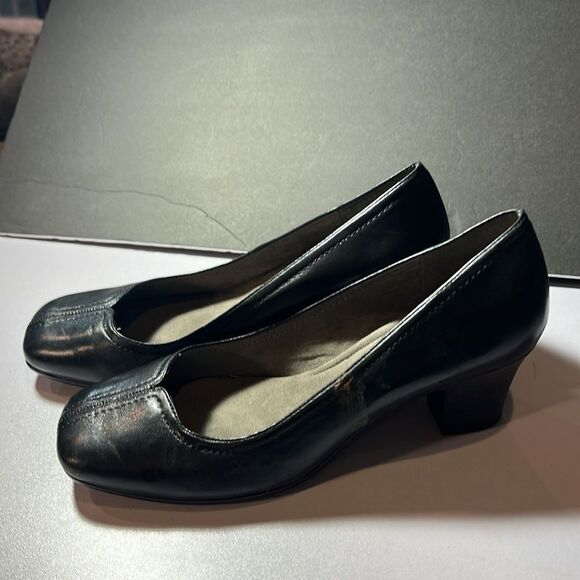 Michelle D Black Pumps 9 1/2 Excellent condition. SH114 - Picture 4 of 6
